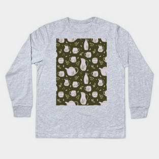 Pattern with ceramic kitchenware, blueberry and leaves Kids Long Sleeve T-Shirt